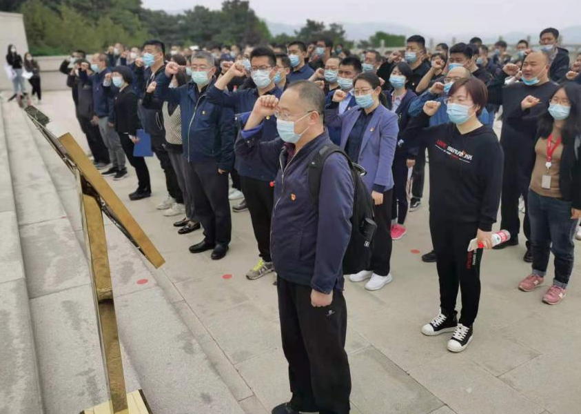  （公司党委书记、董事长詹榜华带领全体党员重温入党誓词）